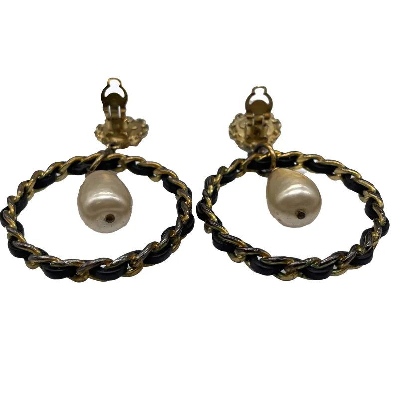 Chanel - Collection 27 Chain 1980s CC Gold Tone Pearl Clip-On Hoop Earring